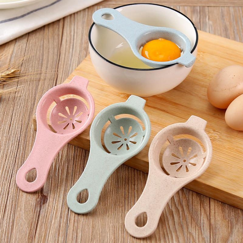 Kitchen Gadgets Everyone Needs - Mathiateur de jaune et de blanc