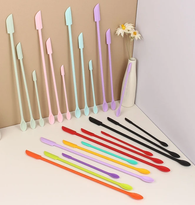 Kitchen Gadgets Everyone Needs - Spatule en silicone à manche long,